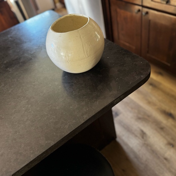 Elegant Cream Ceramic Vase - Picture 4 of 9